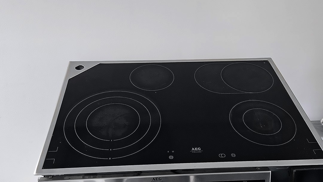 Horkovzdušná trouba se sklokeramickou deskou 77 cm - set AEG ELECTROLUX – Vestavné trouby s deskou – sety | Elektro Bazar Liberec